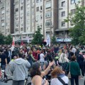 Protest u Novom Sadu zbog izjave o “junacima iz pritvora”: Građani blokirali Bulevar oslobođenja (FOTO)