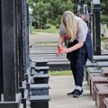 Suzana Jovanović sama na Sašinom grobu: Izašla da ispoštuje običaj, uplakana ljubila grob