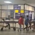 Ima preživelih u padu aviona u Indiji Oglasila se kompanija aviona, ranjene hitno evakuišu (uznemirujući snimci)