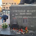 "Bravo" uredio postament Miletićevog spomenika gde građani odaju poštu poginulima na Železničkoj stanici (FOTO)
