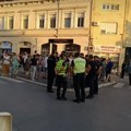 Građani blokirali Žitni trg u Sremskoj Mitrovici: Okupljanje i kod Palate, policija prisutna