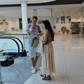 Muž čuva dete, a ona šopinguje: Marija Egelja u tržnom centru u opuštenom izdanju, a evo šta je svima zapalo za oko (video)…