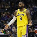 Lebron povredio koleno: “Izbegli smo metak” (VIDEO)