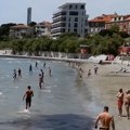 Počela sezona kupanja Umesto uskršnjeg ručka, Splićani se skinuli: plaža puna kupača