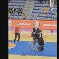 VIDEO Kodi pravio šou : Igrao basket sa klincima između dva meča i zabavljao sve u dvorani