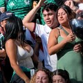 Političarka u brutalnom dekolteu odnela šou na Mundijalu! Slavila pobedu u provokativnom izdanju, ovi vreli kadrovi obilaze…
