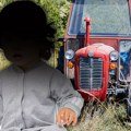 Novi detalji užasa kod Grocke: Otac ispustio sina (1,5) pod točkove traktora, lekari se bore za život bebe