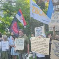Протест испред Полицијске станице Раковица: Окупљени траже смену начелника полиције (ФОТО)