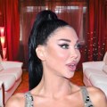 "Dobila sam ga od deke": Ovako izgleda stan Maje Marinković u Beogradu - crveni zidovi svuda, a u spavaćoj sobi se nalazi…