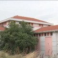 (Foto) Od luksuzne kuće do ruine strave: Vila naše pokojne pevačice opustošena, lusteri iščupani, stakla polomljena, zarasla u…