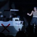 Osvrt na predstavu Puknatini (Pukotine): Revolucija neće biti emitovana