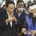 Premijer Japana jeo živu ribu iz mora kod Fukušime /foto/