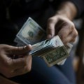 Hedž-fondovi se prvi put od marta klade na dolar