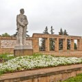 (FOTO) Muzej žrtava genocida traži sankcije: Žena se sunčala na Groblju oslobodilaca Beograda
