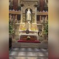 Drama u Budimpešti: Student (20) se probio kroz obezbeđenje crkve pa se popeo nag na oltar (video)