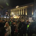 Učesnici protesta Srbija protiv nasilja ispred RTS-a, zvižduci za rad tog medijskog servisa