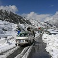 Zatrpani domovi, blokirani putevi: Sneg iznenada pao u Pakistanu, poginulo najmanje 35 ljudi (foto/ video)