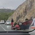 "Sve se odigralo munjevitom brzinom" Nesreća na putu ka Žabljaku: Automobil udario u stenu pa završio na krovu