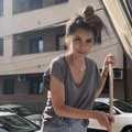 Dragana Mićalović čisti ispred zgrade u kojoj je kupila stan: Dohvatila se metle i priča sama sa sobom: "Priprema se govor…