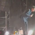 (Video) "čolo, najveći si": Zdravko Čolić peva po ogromnom pljusku! Isplivao snimak sa koncerta, mreže gore zbog poteza…