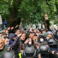 Blokada suda u Novom Sadu: Ponovo došlo do guranja sa policijom, upotrebljen i biber sprej