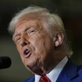 Bela kuća objavila novi zvanični portret Donalda Trampa: Duboko senčenje i crvena kravata