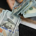 Dolar slabi zbog carina, dok evro prkosi očekivanjima