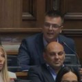 Parandilović pretio novinarima iz skupštinske klupe, Brnabić mu izrekla opomenu (video)