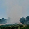 Vatrena stihija u selu kod Čačka: Vetar nekontrolisano širi vatru, vatrogasci hitno stigli na teren