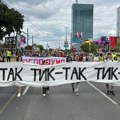 ‘Vidimo se na Vidovdan’: Kolone ljudi idu ka beogradskoim trgu Slavija, ispred Skupštine pripreme za ‘književno veče’…