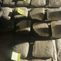 Policija otkrila štek za drogu u kamp prikolici Zaplenjene dve putne torbe sa 15 kesa narkotika