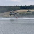 Helikopteri se aktivno spuštaju do Šumaričkog jezera kako bi zahvatili vodu potrebnu za gašenje požara.