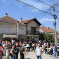 Protesti u Vlasotincu protiv nastavnice srpskog jezika koja je pretila deci silovanjem i kao podrška njihovim roditeljima
