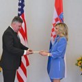 (FOTO) Da li je novoj ambasadorki SAD u Hrvatskoj suknja malo prekratka?