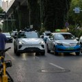 Scena iz Vuhana šokirala putnike, vozila bez kontrole: Robotaksiji stali usred saobraćaja!