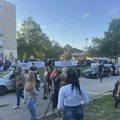 “Srbija pobeđuje” i “Studenti pobeđuju”: Naprednjaci i zborovi jedni naspram drugih ispred MZ “21. oktobar”