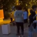 Haos na Petlovom brdu! Žena i muž metlom nasrnuli na decu: "Sad vičeš da si maloletan?!"