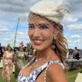 Bogata Srpkinja dominira na trkama u Engleskoj: Istakla figuru u korset-haljini, a na vratu 12.000 evra