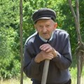 Деда Милош пуни 100 година, а и даље ради у њиви, ни вид ни слух га нису издали: Открио тајну дуговечности и врло је…