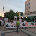 Protest "Srbija protiv nasilja", šetnja do pružnog prelaza, zvižduci za ministra i gradonačelnicu