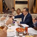 (VIDEO) Veselo na večeri Vučića i Milatovića, uz vino i pesmu