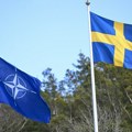 Podignuta švedska zastava ispred sedišta NATO