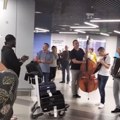 Tako se to radi u Srbiji! Snimak dočeka prijatelja sa beogradskog aerodroma zapalio društvene mreže, reakcije putnika govore…