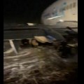 Језиво Путници у паници вриште док беже из боинга који се запалио при слетању (фото, видео)