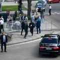 Premijera Slovačke odvlače u kola, trudi se da stoji na nogama: Potresan snimak nakon atentata na Fica