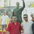 Britanski Indipendent: Na koga liči statua Toni Blera u Uroševcu?