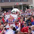 Letele stolice na sve strane: Tuča navijača Srbije i Engleske (VIDEO)