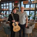Čuveni Anton Baranov održao koncert na gitari graditelja Zorana korovljeva Instrument iz Bečeja pravi izbor virtuoza