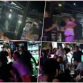 Konobari pretukli gosta u noćnom klubu: Uznemirujući snimak iz Nauma, skočili sa svih strana, jedan ga drži, a 5 biju…