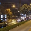 VIDEO: Pukla vodovodna cev ispod Varadinskog mosta, saobraćaj otežan, deo Petrovaradina bez vode